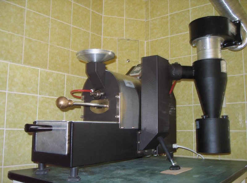 Maggio_02.jpg - The stainless steel box with handle in front is the bean cooler.