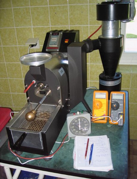 Maggio_03.jpg - Checking the temperature with an external digital thermometer and measuring mains voltage.