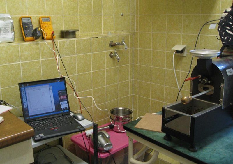 Maggio_04.jpg - Setup with notebook computer used to log the roasts.