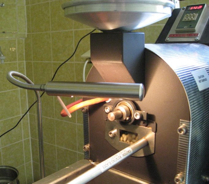 Maggio_05.jpg - A small "gooseneck lamp" is useful when watching the beans in the pyrex window.