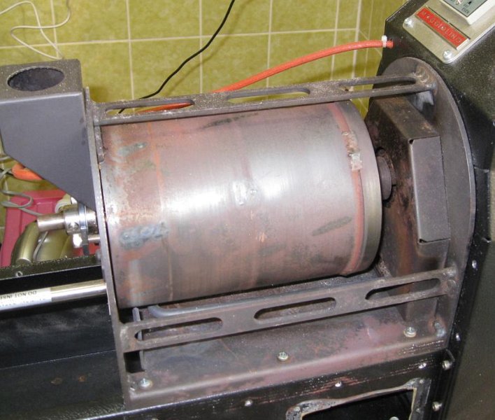 Maggio_13.jpg - The roasting drum and cage from the left side.
