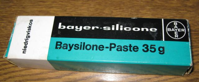 Maggio_28.jpg - Non-hardening silicone paste was used to seal the exhaust port.