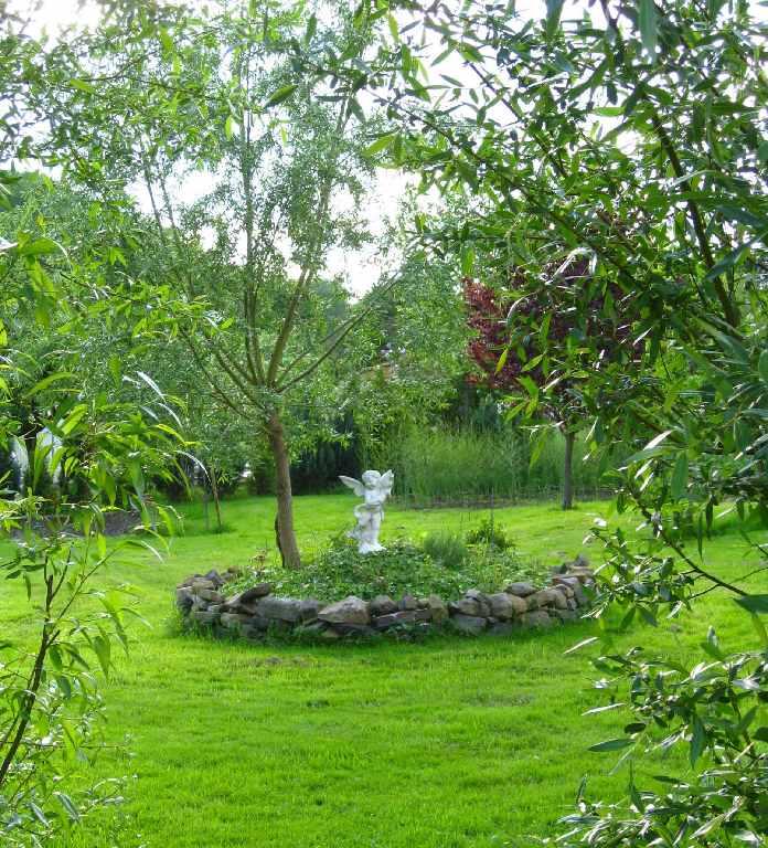 10.jpg - Leaving the part closest to the house one suddenly discovers a "second garden."